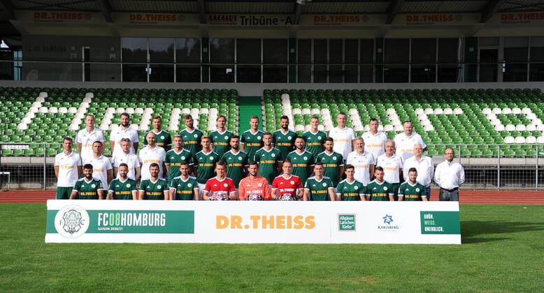 im vorne vlnr: Serkan Goecer, Luca Plattenhardt,Christian Telch,Marco Hingerl,Niklas Knichel,David Salfeld,Mark-Patrick Redl,Tim Stegerer,Jannik Sommer,Loris Weiss,Patrick Lienhard, mitte vlnr:Matthias Mink, Cheftrainer,Joti Stamatopoulos, Co-Trainer,Oliver Mueller, Torwarttrainer,Steven Berni, Athletiktrainer,Johannes Kraus,Jannis Reuss,Damjan Marceta,Ivan Sachanenko, Stefano Maier,Philipp Hoffmann,Klaus Ambrosch, Physio,Peter Junkes, Mannschaftsarzt,Herbert Eder, Pr°sident,Rafael Kowollik, Geschafsf¸hrer, hinten vlnr:Christopher Schurig, Physio,Aykut Bozdemir, Athletiktrainer,Maurice Springfeld,Patrick Dulleck,Philipp Schuck,Michael Carl,Daniel di Gregorio,Niklas Doll,Predrag Lamesic, Greenkeeper, Dirk Brass,Altay Tsitak, Betreuer, Mannschaftspraesentation beim FC 08 Homburg, Fussball,Regionalliga Suedwest, 29.08.20, im Waldstadion Homburg, GER, Fussball, Regionalliga Suedwest, Mannschaftspraesentation und Kader Portraets der Mannschaft des FC 08 Homburg, 29.08.20, Homburg Saar Copyright: xPeterxFranzx Eibner-Pressefotox EP_pfz