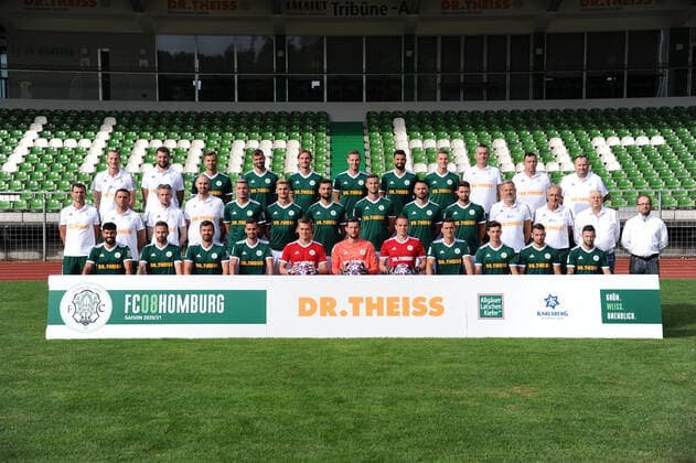 im vorne vlnr: Serkan Goecer, Luca Plattenhardt,Christian Telch,Marco Hingerl,Niklas Knichel,David Salfeld,Mark-Patrick Redl,Tim Stegerer,Jannik Sommer,Loris Weiss,Patrick Lienhard, mitte vlnr:Matthias Mink, Cheftrainer,Joti Stamatopoulos, Co-Trainer,Oliver Mueller, Torwarttrainer,Steven Berni, Athletiktrainer,Johannes Kraus,Jannis Reuss,Damjan Marceta,Ivan Sachanenko, Stefano Maier,Philipp Hoffmann,Klaus Ambrosch, Physio,Peter Junkes, Mannschaftsarzt,Herbert Eder, Pr°sident,Rafael Kowollik, Geschafsf¸hrer, hinten vlnr:Christopher Schurig, Physio,Aykut Bozdemir, Athletiktrainer,Maurice Springfeld,Patrick Dulleck,Philipp Schuck,Michael Carl,Daniel di Gregorio,Niklas Doll,Predrag Lamesic, Greenkeeper, Dirk Brass,Altay Tsitak, Betreuer, Mannschaftspraesentation beim FC 08 Homburg, Fussball,Regionalliga Suedwest, 29.08.20, im Waldstadion Homburg, GER, Fussball, Regionalliga Suedwest, Mannschaftspraesentation und Kader Portraets der Mannschaft des FC 08 Homburg, 29.08.20, Homburg Saar Copyright: xPeterxFranzx Eibner-Pressefotox EP_pfz