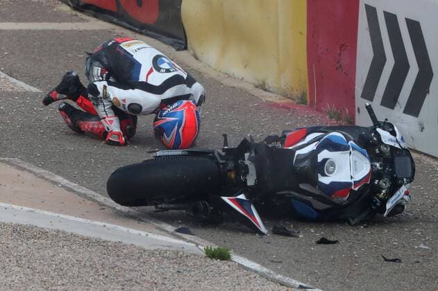 Bilder des Jahres 2020, Sport 08 August Sport Themen der Woche KW35 Sport Bilder des Tages British Superbike rider Tom Sykes reacts after crashing during the Tissot Superpole race held within the WSBK Superbike Aragon-Alcaniz at Motorland circuit in Alcaniz, Spain, 29 August 2020. WSBK Free training session !ACHTUNG: NUR REDAKTIONELLE NUTZUNG!  Copyright: xJavierxCebolladax GRAF6728 20200829-637343062737208189