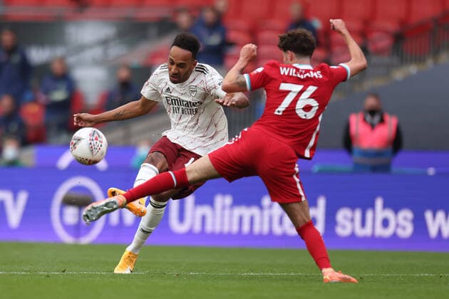 Bilder des Jahres 2020, Sport 08 August Sport Themen der Woche KW35 Sport Bilder des Tages 29th August 2020; Wembley Stadium, London, England; Community Shield Final, Liverpool versus Arsenal; Pierre-Emerick Aubameyang of Arsenal curls the ball round Neco Williams and scores for 1-0 on 12 minutes  ActionPlus12231214 ShaunxBrooks