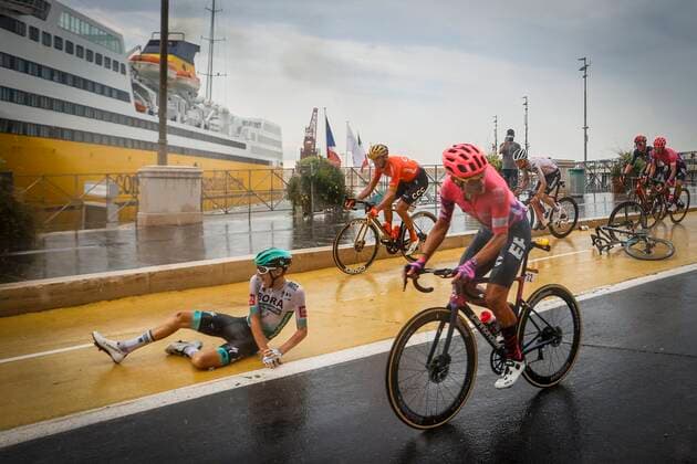 NICE, FRANCE - AUGUST 29 : crash of KAMNA Lennard of BORA - hansgrohe during stage 1 of the 107th edition of the 2020 Tour de France cycling race, a stage of 156 kms with start in Nice Moyen Pays and finish in Nice on August 29, 2020 in Nice, France, 29 08 2020 ( Motordriver Marnik Vansevenant - Photo by Jan De Meuleneir Photo News CYCLISME : Depart Tour de France - etape 1 - 29 08 2020 PHOTONEWS PANORAMIC 