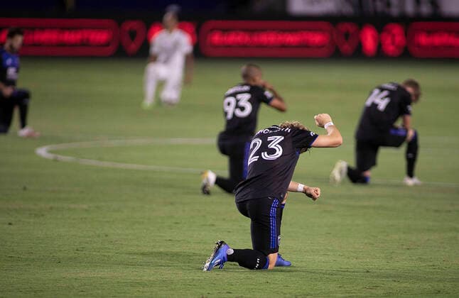 Bilder des Jahres 2020, Sport 08 August Sport Themen der Woche KW35 Sport Bilder des Tages August 29, 2020, Los Angeles, California, USA: Players and referees take a knee prior to the MLS, Fussball Herren, USA game between the LA Galaxy and the San Jose Earthquakes on Saturday August 29, 2020 at the Dignity Health Sports Park in Carson, California. JAVIER ROJAS PI Los Angeles USA - ZUMAp124 20200829_zaa_p124_003 Copyright: xJavierxRojasx