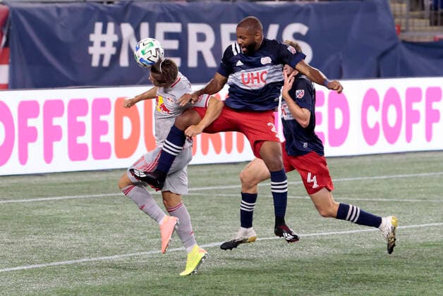 FOXBOROUGH, MA - AUGUST 29: New York Red Bulls midfielder Ben Mines (17) heads the ball after beating New England Revolution defender Andrew Farrell (2) during a match between the New England Revolution and New York Red Bulls on August 29, 2020, at Gillette Stadium in Foxborough, Massachusetts. (Photo by Fred Kfoury III Icon Sportswire) SOCCER: AUG 29 MLS, Fussball Herren, USA New York Red Bulls at New England Revolution Icon482200829012