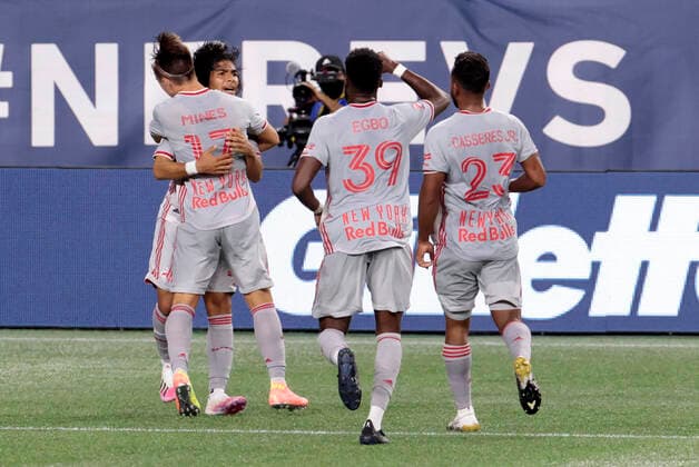FOXBOROUGH, MA - AUGUST 29: Red Bulls celebrate the goal from New York Red Bulls midfielder Omir Fernandez (21) during a match between the New England Revolution and New York Red Bulls on August 29, 2020, at Gillette Stadium in Foxborough, Massachusetts. (Photo by Fred Kfoury III Icon Sportswire) SOCCER: AUG 29 MLS, Fussball Herren, USA New York Red Bulls at New England Revolution Icon482200829015