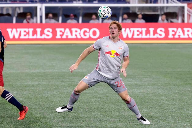 FOXBOROUGH, MA - AUGUST 29: New York Red Bulls defender Tim Parker (26) plays the ball during a match between the New England Revolution and New York Red Bulls on August 29, 2020, at Gillette Stadium in Foxborough, Massachusetts. (Photo by Fred Kfoury III Icon Sportswire) SOCCER: AUG 29 MLS, Fussball Herren, USA New York Red Bulls at New England Revolution Icon482200829020
