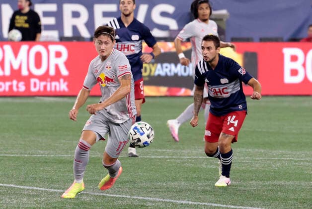 FOXBOROUGH, MA - AUGUST 29: New York Red Bulls midfielder Ben Mines (17) watched by New England Revolution midfielder Diego Fagundez (14) during a match between the New England Revolution and New York Red Bulls on August 29, 2020, at Gillette Stadium in Foxborough, Massachusetts. (Photo by Fred Kfoury III Icon Sportswire) SOCCER: AUG 29 MLS, Fussball Herren, USA New York Red Bulls at New England Revolution Icon482200829022