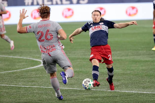 FOXBOROUGH, MA - AUGUST 29: New England Revolution midfielder Tommy McNamara (26) beats New York Red Bulls defender Tim Parker (26) to the ball during a match between the New England Revolution and New York Red Bulls on August 29, 2020, at Gillette Stadium in Foxborough, Massachusetts. (Photo by Fred Kfoury III Icon Sportswire) SOCCER: AUG 29 MLS, Fussball Herren, USA New York Red Bulls at New England Revolution Icon482200829029