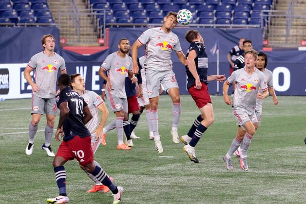 FOXBOROUGH, MA - AUGUST 29: New York Red Bulls defender Aaron Long (33) heads the ball away during a match between the New England Revolution and New York Red Bulls on August 29, 2020, at Gillette Stadium in Foxborough, Massachusetts. (Photo by Fred Kfoury III Icon Sportswire) SOCCER: AUG 29 MLS, Fussball Herren, USA New York Red Bulls at New England Revolution Icon482200829031