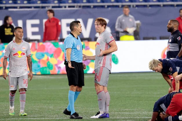 FOXBOROUGH, MA - AUGUST 29: New York Red Bulls defender Tim Parker (26) argues his red card with referee Jair Marrufo during a match between the New England Revolution and New York Red Bulls on August 29, 2020, at Gillette Stadium in Foxborough, Massachusetts. (Photo by Fred Kfoury III Icon Sportswire) SOCCER: AUG 29 MLS, Fussball Herren, USA New York Red Bulls at New England Revolution Icon482200829034
