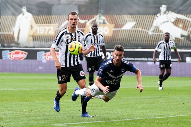 06 LAURENT KOSCIELNY (BOR) - PLONGEON - CHUTE FOOTBALL : Angers vs Bordeaux - Ligue 1 Uber Eats - 30 08 2020 FEP Panoramic 