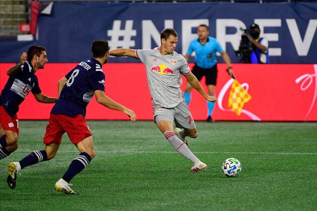 August 29, 2020: New York Red Bulls forward Tom Barlow (74) passes the ball during the MLS, Fussball Herren, USA game between New York Red Bulls and the New England Revolution held at Gillette Stadium in Foxborough Massachusetts. CSM Foxborough USA - ZUMAc04_ 20200829_zaf_c04_035 Copyright: xEricxCanhax