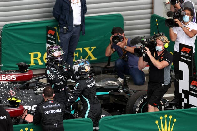 FORMULA 1 ROLEX BELGIAN GRAND PRIX 2020 30.08.2020, Circuit de Spa-Francorchamps, Spa-Franchorchamps, FORMULA 1 ROLEX BELGIAN GRAND PRIX 2020 , im Bild Sieger Lewis Hamilton (GB 44), Mercedes-AMG Petronas F1 Team gratuliert seinem Teamkollegen Valtteri Bottas (FIN 77), Mercedes-AMG Petronas F1 Team zum zweiten Platz