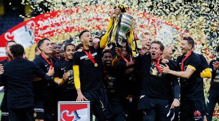 Bilder des Jahres 2020, Sport 08 August Sport Themen der Woche KW35 Sport Bilder des Tages Foto Manuel Geisser 30.08.2020 Bern : Wankdorf Stadion Bern Fussball Saison 2020 2021 Herren Fussball Cup Final BSC Young Boys Bern - FC Basel Guillaume Hoarau und Torwart Marco Wölfli mit Pokal . YB Cupsieger 2020 *** Photo Manuel Geisser 30 08 2020 Bern Wankdorf Stadium Bern Football Season 2020 2021 Mens Football Cup Final BSC Young Boys Bern FC Basel Guillaume Hoarau and goalkeeper Marco Wölfli with cup YB Cup Winner 2020 