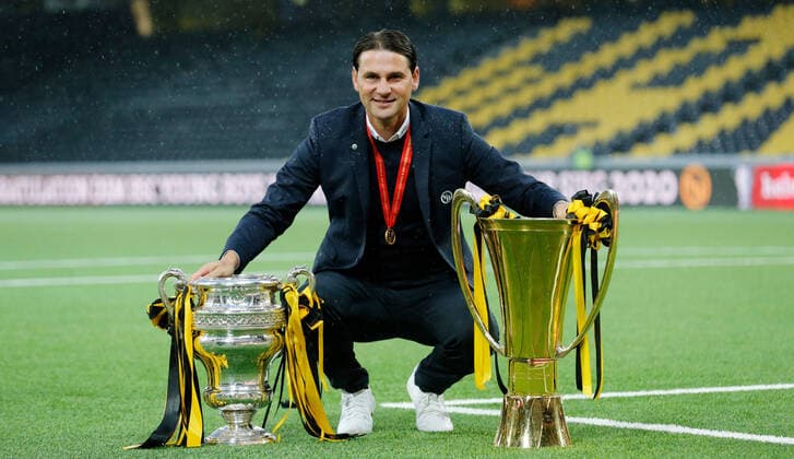 Sport Bilder des Tages Foto Manuel Geisser 30.08.2020 Bern : Wankdorf Stadion Bern Fussball Saison 2019 2020 Herren Fussball Cup Final BSC Young Boys Bern - FC Basel Trainer Gerardo Seoane mit dem Cup Pokal , links der Pokal aus der Meisterschaft . YB Cupsieger und Schweizermeister 2019 2020