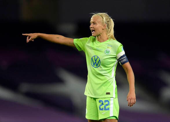 FOOTBALL : VfL Wolfsburg Womens vs Olympique Lyonnais - UEFA Ligue des Champions - Finale - 30 08 2020 SAN SEBASTIAN, SPAIN - AUGUST 30: Pernille Harder of VfL Wolfsburg gives her team instructions during the UEFA Women s Champions League Final between VfL Wolfsburg Women s and Olympique Lyonnais at Estadio Anoeta on August 30, 2020 in San Sebastian, Spain. San Sebastian Espagne