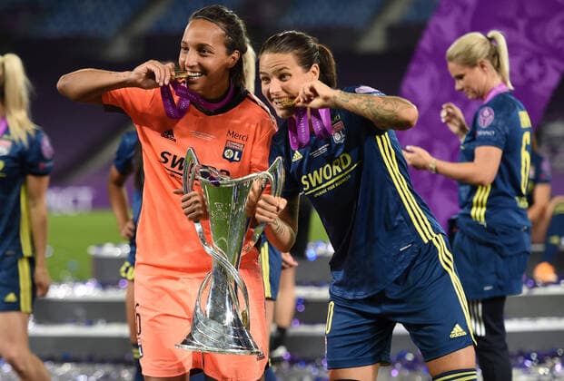 FOOTBALL : VfL Wolfsburg Womens vs Olympique Lyonnais - UEFA Ligue des Champions - Finale - 30 08 2020 SAN SEBASTIAN, SPAIN - AUGUST 30: Sarah Bouhaddi of Olympique Lyon and Dzsenifer Marozsan of Olympique Lyon celebrate with the UEFA Women s Champions League Trophy following their team s victory in the UEFA Women s Champions League Final between VfL Wolfsburg Women s and Olympique Lyonnais at Estadio Anoeta on August 30, 2020 in San Sebastian, Spain. San Sebastian Espagne