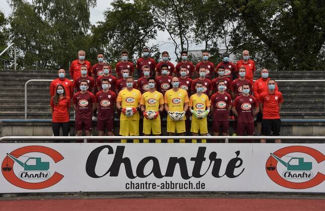 30.08.2020 Neu-Ienburg, Sportpark Spvgg.03 Neu-Isenburg Mannschaftsfoto in Coronazeiten mit Mundnasenschutz ---- obere Reihe: Gerd Langosch (Betreuer) , Dejan Djordjevic , Jannik Persch , Robert Metzler , Dennis Nessen , Marius Mägerlein , Marc Züge , Ahmed Diack , Jürgen Holzmann (1. Vorsitzender) Mittlere Reihe : Andreas Hafner ( Co-Trainer) , Filip Osman , Paul Bickel , Tim Kalzu , Lars Wolfarth , Emanuel Essome , Matthias Buschmann , Paul Schellhorn , Ante Boksic , Philipp Hochstein , Lino de Pascalis (TW-Trainer) Untere Reihe : Maya (Physio) , Leon Hammel , Damien Letellier , Martin Simo , Fabio Begher , Tobias Stehling , Henrik Jöckel , Robin Kasper , Noah Schumacher , Nick Janovsky (Trainer)