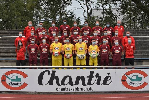 30.08.2020 Neu-Ienburg, Sportpark Spvgg.03 Neu-Isenburg Mannschaftsfoto in Coronazeiten mit Mundnasenschutz ---- obere Reihe: Gerd Langosch (Betreuer) , Dejan Djordjevic , Jannik Persch , Robert Metzler , Dennis Nessen , Marius Mägerlein , Marc Züge , Ahmed Diack , Jürgen Holzmann (1. Vorsitzender) Mittlere Reihe : Andreas Hafner ( Co-Trainer) , Filip Osman , Paul Bickel , Tim Kalzu , Lars Wolfarth , Emanuel Essome , Matthias Buschmann , Paul Schellhorn , Ante Boksic , Philipp Hochstein , Lino de Pascalis (TW-Trainer) Untere Reihe : Maya (Physio) , Leon Hammel , Damien Letellier , Martin Simo , Fabio Begher , Tobias Stehling , Henrik Jöckel , Robin Kasper , Noah Schumacher , Nick Janovsky (Trainer)