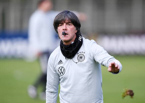 Bilder des Jahres 2020, Sport 08 August Sport Bilder des Tages Fussball International UEFA Nations League 31.08.2020 Training der Deutschen Nationalmannschaft in Stuttgart auf dem Trainingsgelaende der Stuttgarter Kickers: Trainer Joachim Loew (Deutschland) *** Football International UEFA Nations League 31 08 2020 Training of the German national team in Stuttgart on the training grounds of Stuttgart Kickers Coach Joachim Loew Germany