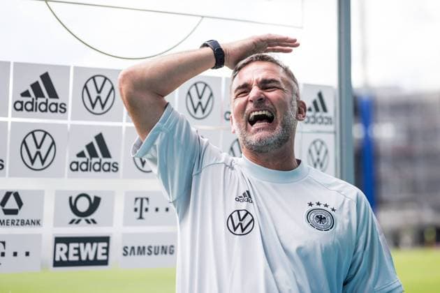 Sport Bilder des Tages Abschlusstraining U21, U 21 Nationalmannschaft Deutschland, BRITA-Arena; 02.09.2020 Stefan Kuntz (Trainer Deutschland) lachend vor dem Interview mit Sky Abschlusstraining U21 Nationalmannschaft Deutschland, BRITA-Arena; 02.09.2020 REGULATIONS PROHIBIT ANY USE OF PHOTOGRAPHS AS IMAGE SEQUENCES AND OR QUASI-VIDEO. *** Final Training U21 National Team Germany, BRITA Arena 02 09 2020 Stefan Kuntz Trainer Germany laughing before the interview with Sky Final Training U21 National Team Germany, BRITA Arena 02 09 2020 REGULATIONS PROHIBIT ANY USE OF PHOTOGRAPHS AS IMAGE SEQUENCES AND OR QUASI VIDEO Copyright: xBEAUTIFULxSPORTS Wunderlx