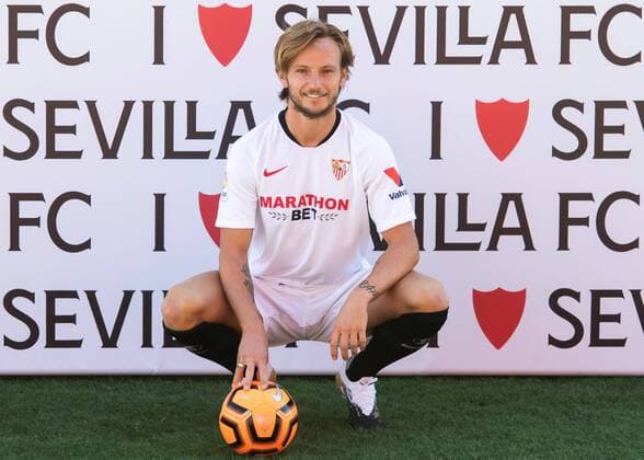 Sport Themen der Woche KW36 Sport Bilder des Tages Croat midfielder Ivan Rakitic poses during his presentation as a new player of Spanish Liga s Primera Division team Sevilla FC in Seville, southern Spain, 03 September 2020. Ivan Rakitic officially presented as a new player of Sevilla FC !ACHTUNG: NUR REDAKTIONELLE NUTZUNG!  Copyright: xRaúlxCarox GRAFAND1924 20200903-637347362791654671