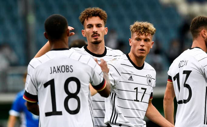 Fussball, Deutschland, Herren, U21, U 21 Nationalmannschaft; EM-Qualifikationsspiel, BRITA-Arena Wiesbaden: Deutschland (weiss) - Moldau (blau); Jubel Mergim Berisha (GER) nach dem Tor zum 1:0 zusammen mit Robin Hack (GER), Ismail Jakobs (GER). Jubel, Freude, Aktion. DFB REGULATIONS PROHIBIT ANY USE OF PHOTOGRAPHS AS IMAGE SEQUENCES AND OR QUASI-VIDEO.