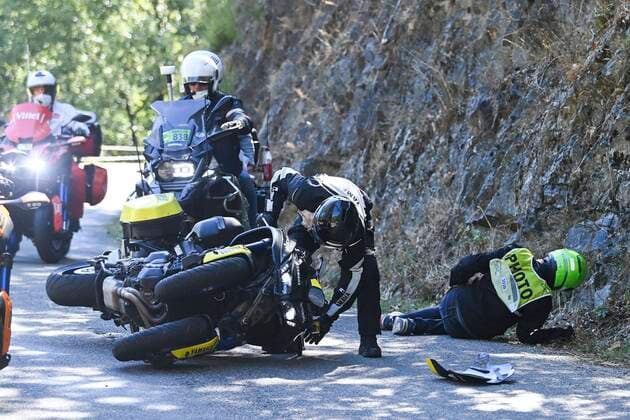 Bilder des Jahres 2020, Sport 09 September Sport Themen der Woche KW36 Sport Bilder des Tages Tour de France, 6. Etappe - Unfall mit Begleitmotorrad MONT AIGOUAL, FRANCE - SEPTEMBER 03 : ASO Moto crash during stage 6 of the 107th edition of the 2020 Tour de France cycling race, a stage of 191 kms with start in Le Teil and finish in Mont Aigoual on September 3, 2020 in Mont Aigoual, France, 3 09 2020 CYCLISME : Tour de France - Etape 6 - Le Teil a Mont Aigoual - 03 09 2020 PhotoNews Panoramic 