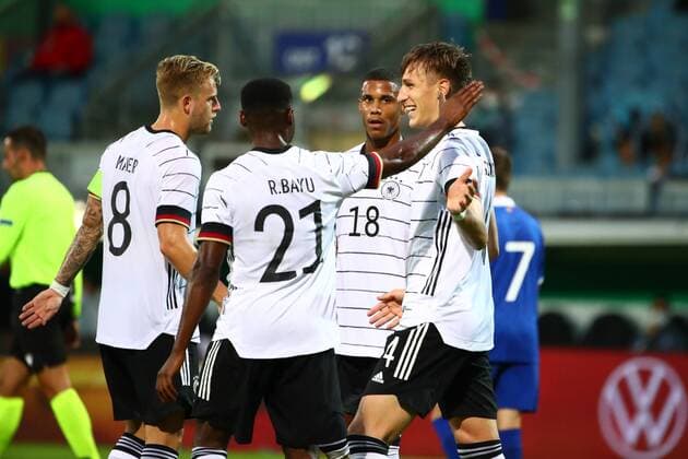 Nico Schlotterbeck (Deutschland, rechts) freut sich ueber sein Tor zum 3:0 gegen Moldau, ihm gratulieren von links: Arne Maier (Deutschland), Ridle Baku (Deutschland), Ismail Jakobs (Deutschland) Deutschland vs Moldau, U21, U 21 EM-Qualifikation, 03.09.2020 DFB regulations prohibit any use of photographs as image sequences and or quasi-video. Deutschland vs Moldau, U21 EM-Qualifikation, 03.09.2020 Wiesbaden Copyright: xWeissx Eibner-Pressefotox EP_rws