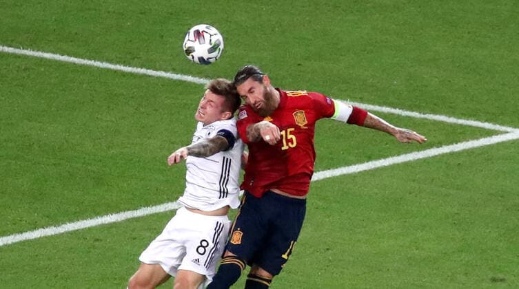 Sport Themen der Woche KW36 Sport Bilder des Tages 03.09.20 Deutschland - Spanien Deutschland, Stuttgart, 03.09.2020, Fussball, UEFA, Nations League, DFB Deutschland - Spanien: v.l. Toni Kroos (Deutschland), Sergio Ramos (Spanien). *** 03 09 20 Germany Spain Germany, Stuttgart, 03 09 2020, Football, UEFA, Nations League, DFB Germany Spain v l Toni Kroos Germany , Sergio Ramos Spain