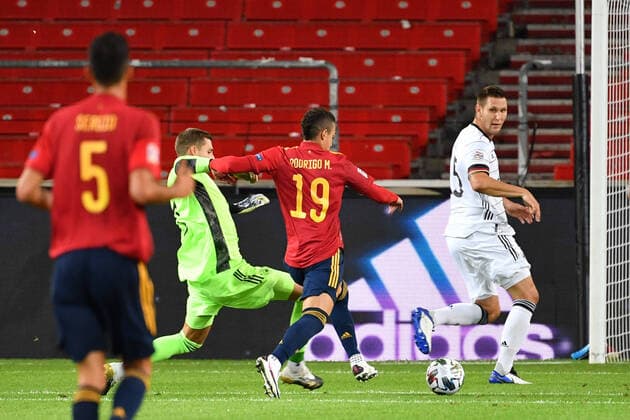 Torchance Rodrigio MORENO (ESP) nach Torwartfehler von Torwart Kevin TRAPP (Torwart GER). Fussball Laenderspiel, UEFA Nations League Division A, 2020 2021, Gruppe 4. Deutschland (GER)- Spanien (ESP) am 03.09.2020 in Stuttgart Deutschland, Mercedes Benz Arena. DFB UEFA regulations prohibit any use of photographs as image sequences and or quasi-video *** Goal chance Rodrigio MORENO ESP after goalkeeper mistake by goalkeeper Kevin TRAPP Goalkeeper GER Fussball Laenderspiel, UEFA Nations League Division A, 2020 2021, Group 4 Germany GER Spain ESP on 03 09 2020 in Stuttgart Germany, Mercedes Benz Arena DFB UEFA regulations prohibit any use of photographs as image sequences and or quasi video