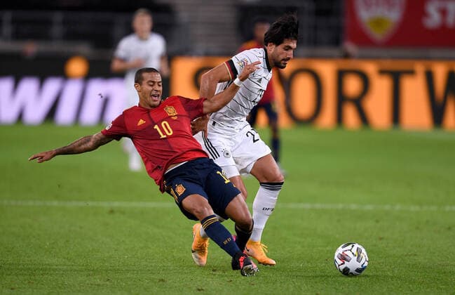 Fussball International UEFA Nations League in Stuttgart 03.09.2020 Deutschland - Spanien: Emre Can (re, Deutschland) gegen Alcantara Thiago (li, Spanien) *** Football International UEFA Nations League in Stuttgart 03 09 2020 Germany Spain Emre Can re, Germany against Alcantara Thiago li, Spain