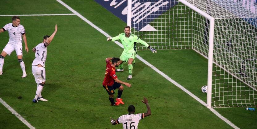 Bilder des Jahres 2020, Sport 09 September Sport Themen der Woche KW36 Sport Bilder des Tages 03.09.20 Deutschland - Spanien Deutschland, Stuttgart, 03.09.2020, Fussball, UEFA, Nations League, DFB Deutschland - Spanien: v.l. Luis Jose Gaya (Spanien), Kevin Trapp (Deutschland); Tor 1:1 Gaya. *** 03 09 20 Germany Spain Germany, Stuttgart, 03 09 2020, Football, UEFA, Nations League, DFB Germany Spain v l Luis Jose Gaya Spain , Kevin Trapp Germany Goal 1 1 Gaya