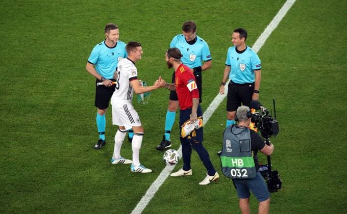 Sport Bilder des Tages 03.09.20 Deutschland - Spanien Deutschland, Stuttgart, 03.09.2020, Fussball, UEFA, Nations League, DFB Deutschland - Spanien: v.l. Toni Kroos (Deutschland), Sergio Ramos (Spanien).