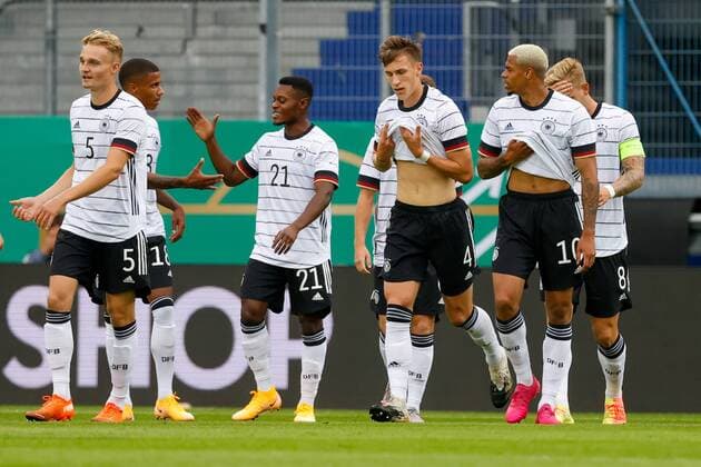 Wiesbaden, Brita-Arena, 03.09.2020, Fussball U21, U 21 EM-Qualifikationspiel Deutschland - Moldawien, Bild: Torjubel der Mannschaft zum 1:0 durch MÃ«rgim Berisha (Deutschland), Amos Pieper (Deutschland), Ismail Jakobs (Deutschland), Ridle Baku (Deutschland), Nico Schlotterbeck (Deutschland) Wiesbaden Brita-Arena Hessen Deutschland