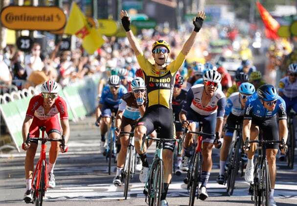 Bilder des Jahres 2020, Sport 09 September Sport Themen der Woche KW36 Sport Bilder des Tages LAVAUR, FRANCE - SEPTEMBER 04 : VAN AERT Wout (BEL) of TEAM JUMBO - VISMA wins the sprint before HAGEN Edvald Boasson (NOR) of NTT PRO CYCLING TEAM, COQUARD Bryan (FRA) of B&B HOTELS - VITAL CONCEPT, LAPORTE Christophe (FRA) of COFIDIS, STUYVEN Jasper (BEL) of TREK - SEGAFREDO during stage 7 of the 107th edition of the 2020 Tour de France cycling race, a stage of 168 kms with start in Millau and finish in Lavaur on September 4, 2020 in Lavaur, France, 4 09 2020 CYCLISME : Tour de France - Etape 7 - Millau a Lavaur - 04 09 2020 PhotoNews Panoramic 