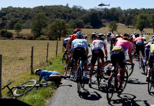 LAVAUR, FRANCE - SEPTEMBER 04 : crash SOLER Marc (ESP) of MOVISTAR TEAM & HOFSTETTER Hugo of Israel Start-Up Nation during stage 7 of the 107th edition of the 2020 Tour de France cycling race, a stage of 168 kms with start in Millau and finish in Lavaur on September 4, 2020 in Lavaur, France, 4 09 2020 CYCLISME : Tour de France - Etape 7 - Millau a Lavaur - 04 09 2020 PhotoNews Panoramic 