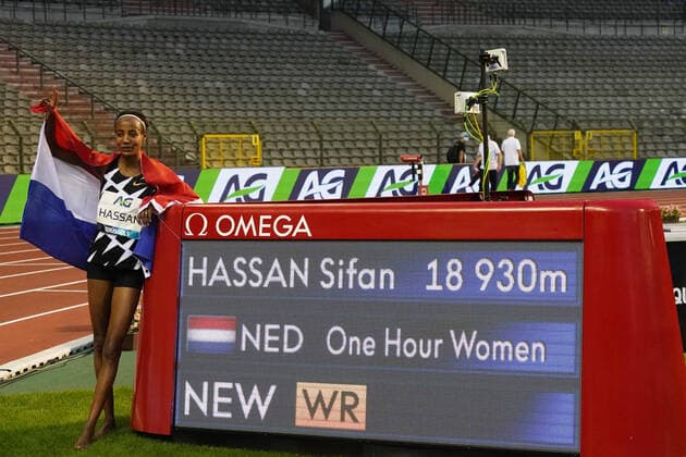 Bilder des Jahres 2020, Sport 09 September Sport Themen der Woche KW36 Leichtathletik, Diamond League Meeting in Brüssel, Sifan Hassan läuft neuen Stunden-Weltrekord Bruessel, Leichtathletik, Track & Field, athletics, Memorial van Damme 2020-Brussels, Corona, Covid 19, 04.09.2020, König Baudouin Stadium Brussels, 1 Hour race women, 1 Stunden Lauf Frauen, Sifan Hassan mit Welrekord Tafel *** Brussels, Athletics, Track Field, athletics, Memorial van Damme 2020 Brussels, Corona, Covid 19, 04 09 2020, King Baudouin Stadium Brussels, 1 Hour race women, 1 hour race women, Sifan Hassan with world record board