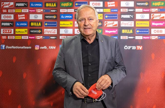 05.09.2020, Flughafen, Klagenfurt, AUT, OeFB Nationalteam, Ankunft in Klagenfurt, nach dem UEFA Nations League Spiel gegen Norwegen, im Bild OeFB Praesident Leo Windtner Oefb President Leopold Windtner during arrival of Austrian National Footballteam after the UEFA Nations League Match against Norway at the Flughafen in Klagenfurt, Austria on 2020 09 05.