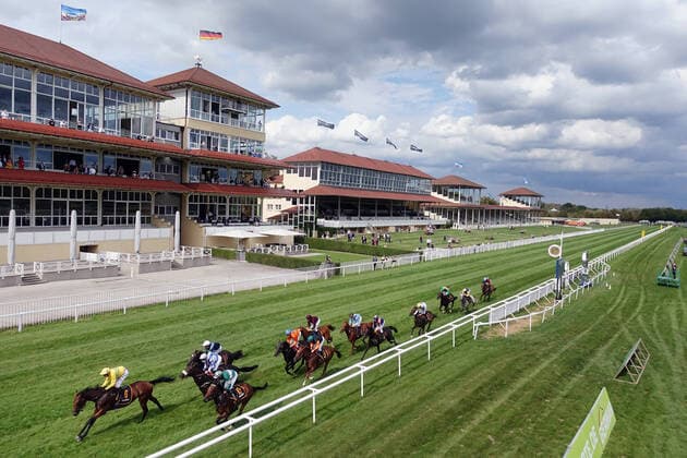 Bilder des Jahres 2020, Sport 09 September Sport Themen der Woche KW36 Sport Bilder des Tages 05.09.2020, Iffezheim, Baden-Wuerttemberg, GER - Pferde und Jockeys im Rennen vor der Tribuene. Galopprennbahn Baden-Baden, Iffezheim. () 200905D511IFFEZHEIM.JPG *** 05 09 2020, Iffezheim, Baden Wuerttemberg, GER Horses and jockeys racing in front of the tribune Galopprennbahn Baden Baden, Iffezheim 200905D511IFFEZHEIM JPG