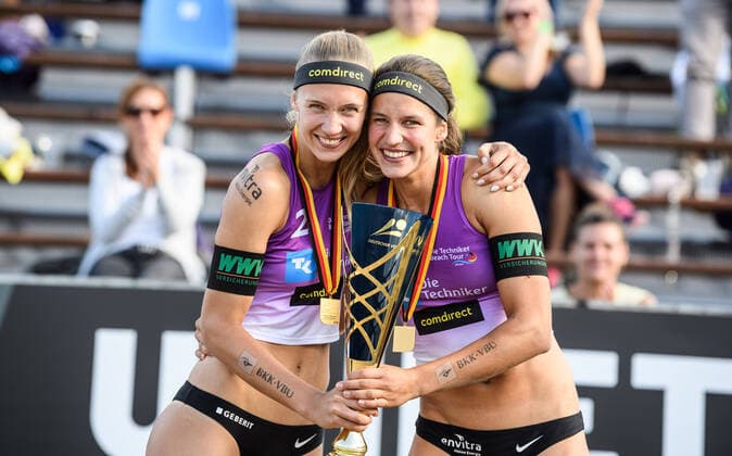 Bilder des Jahres 2020, Sport 09 September Sport Themen der Woche KW36 Sport Bilder des Tages Die Deutschen Beach-Volleyball Meisterschaften 2020, 05.09.2020 Sandra Ittlinger (Trikot Nr. 2, VCO Berlin), Chantal Laboureur (Trikot Nr. 1, MTV Stuttgart); Die Deutschen Beach-Volleyball Meisterschaften 2020 am 05.09.2020, Timmendorfer-Strand. *** The German Beach Volleyball Championships 2020, 05 09 2020 Sandra Ittlinger Shirt No. 2, VCO Berlin , Chantal Laboureur Shirt No. 1, MTV Stuttgart The German Beach Volleyball Championships 2020 on 05 09 2020, Timmendorfer Strand Copyright: xBEAUTIFULxSPORTS PeterxWeberx