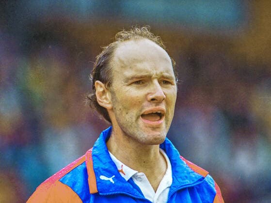Aus 2. BL Saison 1990 91 Hannover 96 (Rot) - VfL Osnabrück (Weiß) 0:1 am 09.09.1990 im Niedersachsenstadion. Im Foto: VfL OS Trainer Roland Koch