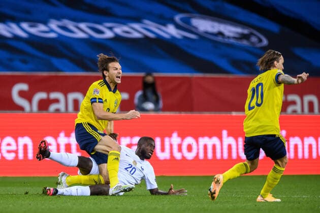 200905 Albin Ekdal of Sweden and Dayot Upamecano of France during the Nations League football match between Sweden and France on September 5, 2020 in Stockholm. Photo: Joel Marklund BILDBYRAN kod JM JM0013 bbeng fotboll fotball football soccer landskamp nations league sverige sweden sverige a frankrike france Copyright: JOELxMARKLUND BB200905JM018