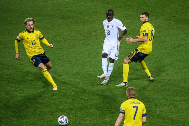 200905 Emil Forsberg and Marcus Berg of Sweden against N Golo KantÃ of France during the Nations League football match between Sweden and France on September 5, 2020 in Stockholm. Photo: Simon Hastegard BILDBYRAN kod SH JM0013 bbeng fotboll fotball football soccer landskamp nations league sverige sweden sverige a frankrike france Copyright: SIMONxHASTEGARD BB200905SH034