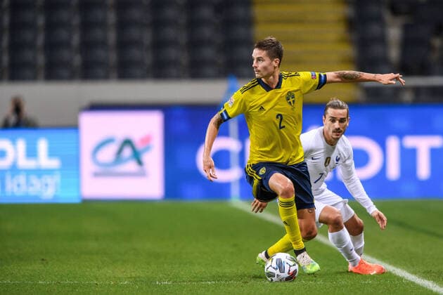 200905 Mikael Lustig of Sweden and Antoine Griezmann of France during the Nations League football match between Sweden and France on September 5, 2020 in Stockholm. Photo: Joel Marklund BILDBYRAN kod JM JM0013 bbeng fotboll fotball football soccer landskamp nations league sverige sweden sverige a frankrike france Copyright: JOELxMARKLUND BB200905JM021