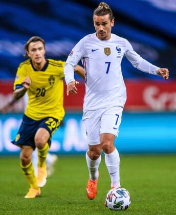 200905 Kristoffer Olsson of Sweden and Antoine Griezmann of France during the Nations League football match between Sweden and France on September 5, 2020 in Stockholm. Photo: Joel Marklund BILDBYRAN kod JM JM0013 bbeng fotboll fotball football soccer landskamp nations league sverige sweden sverige a frankrike france Copyright: JOELxMARKLUND BB200905JM033