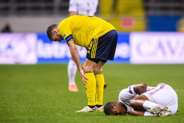200905 Marcus Berg of Sweden and Presnel Kimpembe of France in pain during the Nations League football match between Sweden and France on September 5, 2020 in Stockholm. Photo: Johanna Lundberg BILDBYRAN kod JL JM0013 bbeng fotboll fotball football soccer landskamp nations league sverige sweden sverige a frankrike france ont skada Copyright: JOHANNAxLUNDBERG BB200905JL018