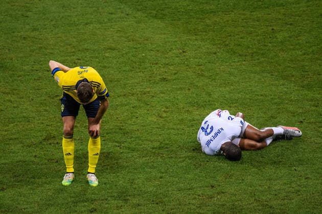 200905 Marcus Berg of Sweden and Presnel Kimpembe of France in pain during the Nations League football match between Sweden and France on September 5, 2020 in Stockholm. Photo: Simon Hastegard BILDBYRAN kod SH JM0013 bbeng fotboll fotball football soccer landskamp nations league sverige sweden sverige a frankrike france ont skada Copyright: SIMONxHASTEGARD BB200905SH041