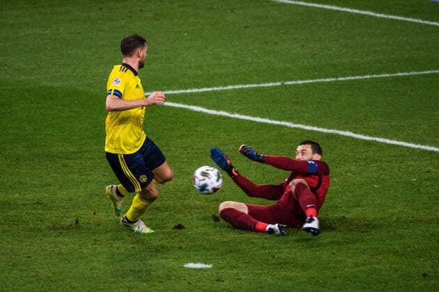 200905 Marcus Berg of Sweden and goalkeeper Hugo Llorisof France during the Nations League football match between Sweden and France on September 5, 2020 in Stockholm. Photo: Simon Hastegard BILDBYRAN kod SH JM0013 bbeng fotboll fotball football soccer landskamp nations league sverige sweden sverige a frankrike france Copyright: SIMONxHASTEGARD BB200905SH043