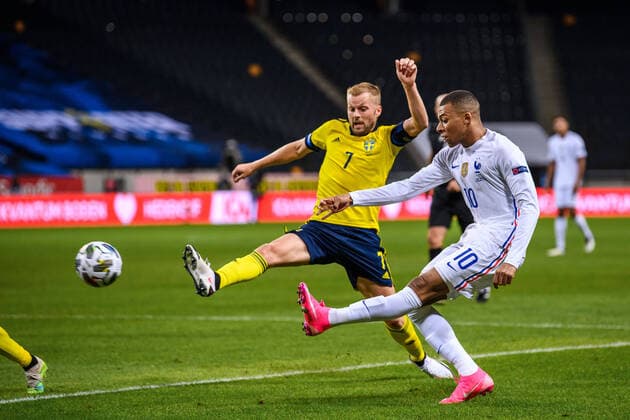 200905 Sebastian Larsson of Sweden and Kylian MbappÃ of France during the Nations League football match between Sweden and France on September 5, 2020 in Stockholm. Photo: Joel Marklund BILDBYRAN kod JM JM0013 bbeng fotboll fotball football soccer landskamp nations league sverige sweden sverige a frankrike france Copyright: JOELxMARKLUND BB200905JM042