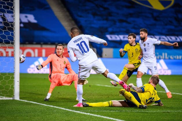 200905 Kylian MbappÃ of France scores 0-1 behind goalkeeper Robin Olsen of Sweden during the Nations League football match between Sweden and France on September 5, 2020 in Stockholm. Photo: Joel Marklund BILDBYRAN kod JM JM0013 bbeng fotboll fotball football soccer landskamp nations league sverige sweden sverige a frankrike france Copyright: JOELxMARKLUND BB200905JM043